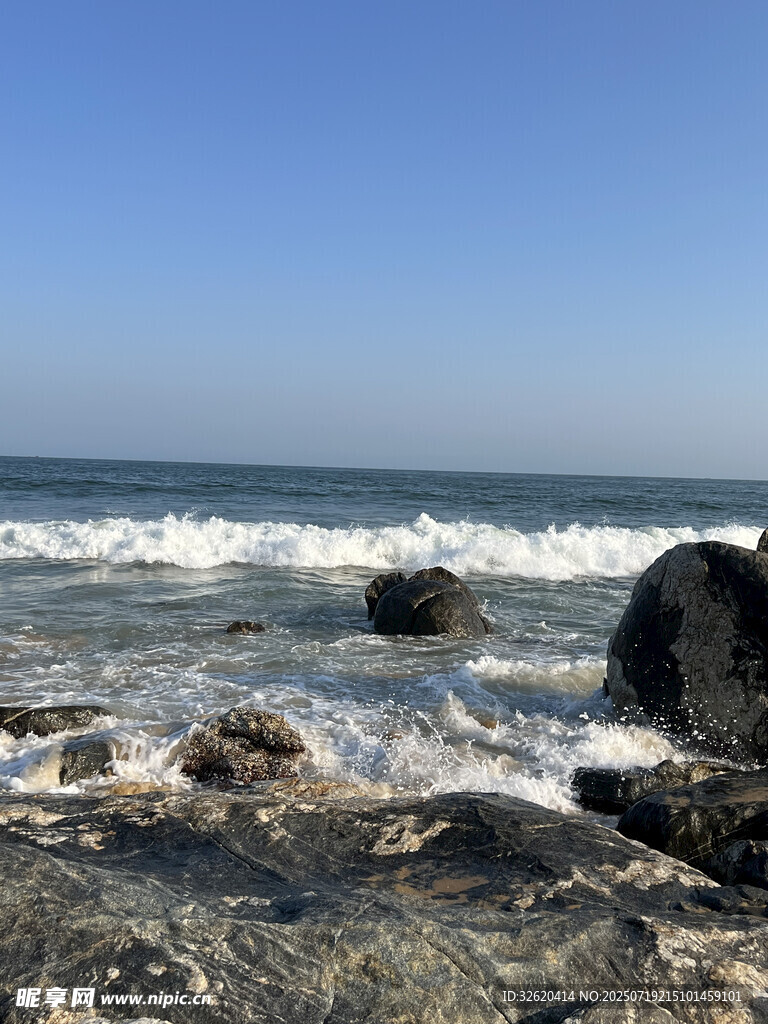 海边礁石与翻涌海浪