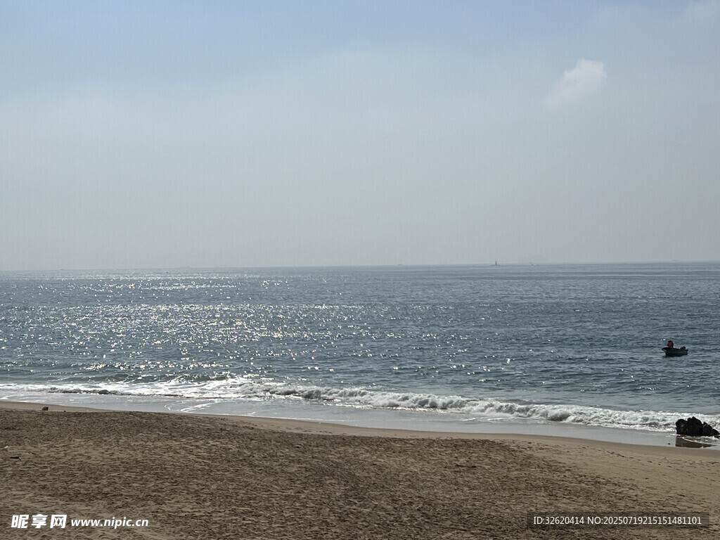 宁静海边沙滩风景