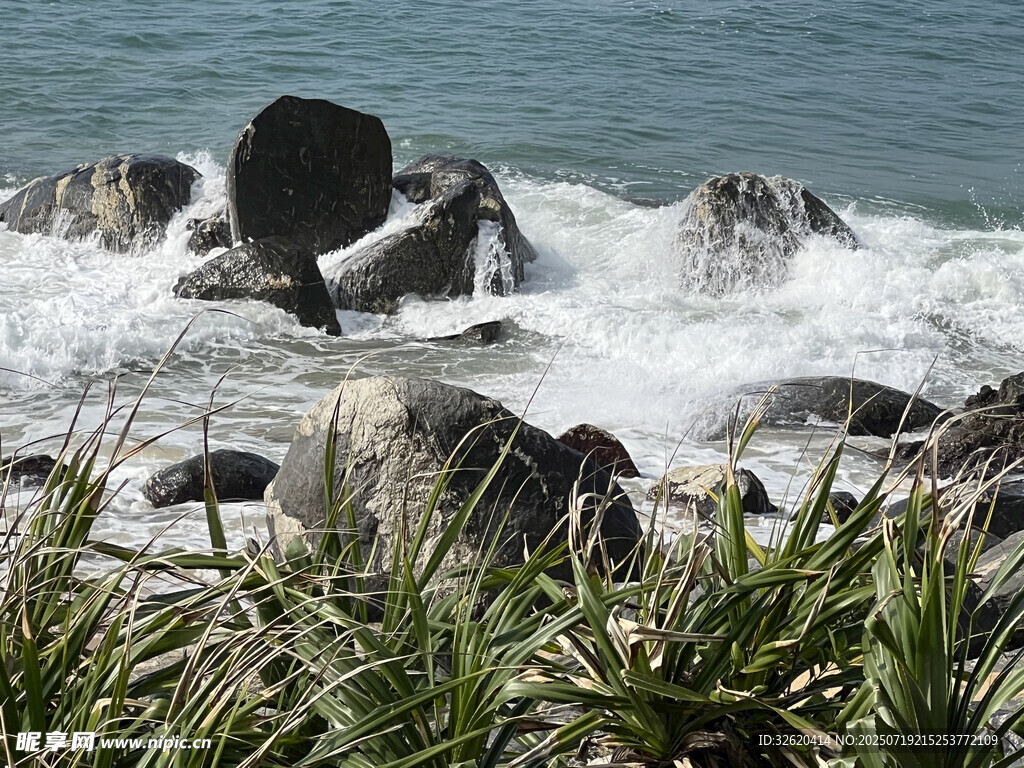 海浪拍击礁石的自然景观