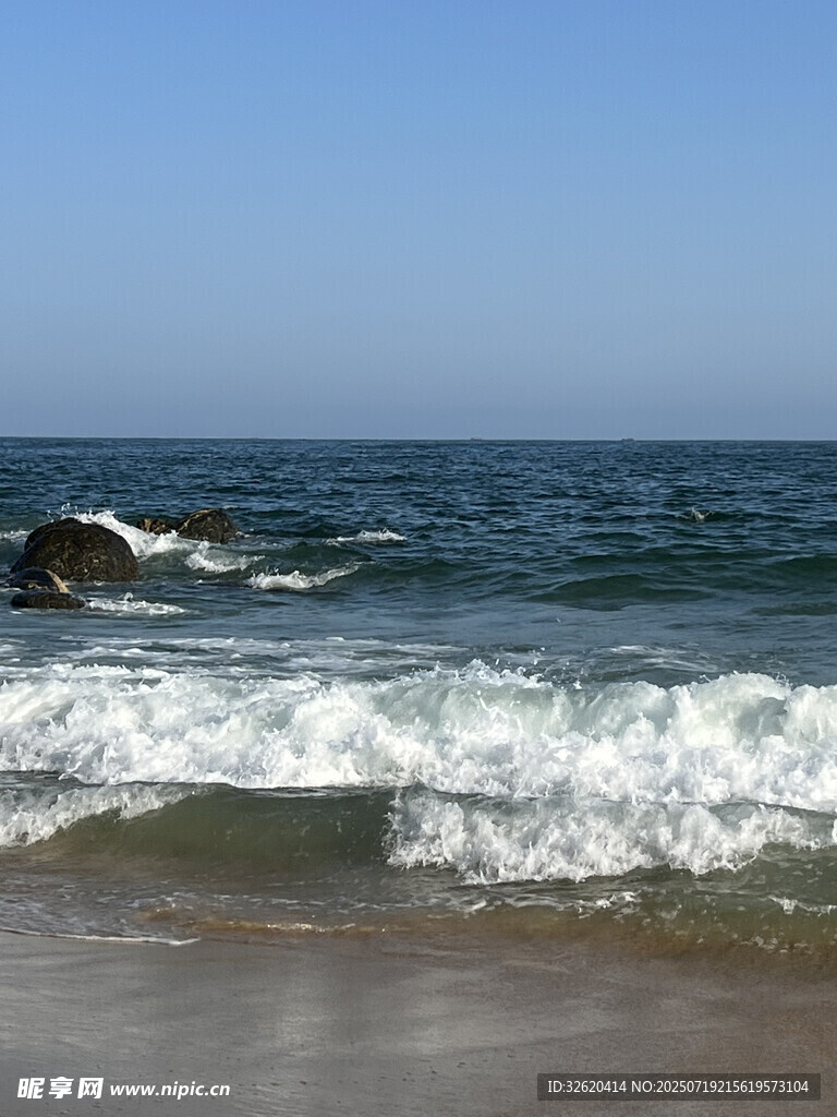 海浪拍岸的美丽海滨景象