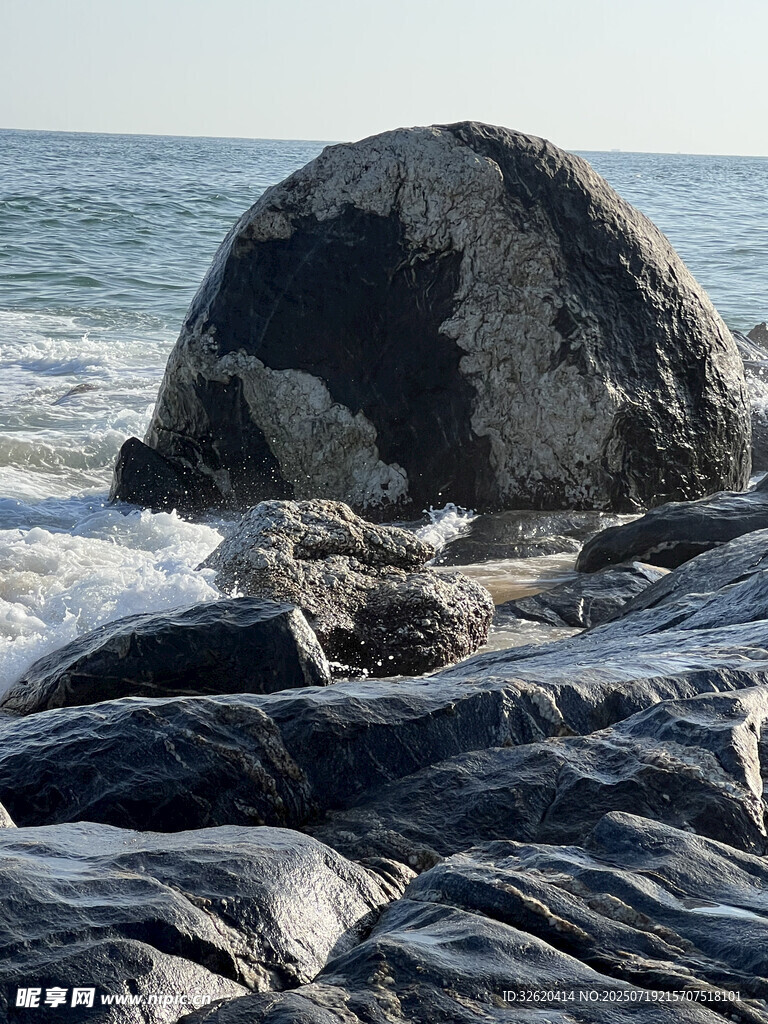 海边巨石 海浪拍岸景象