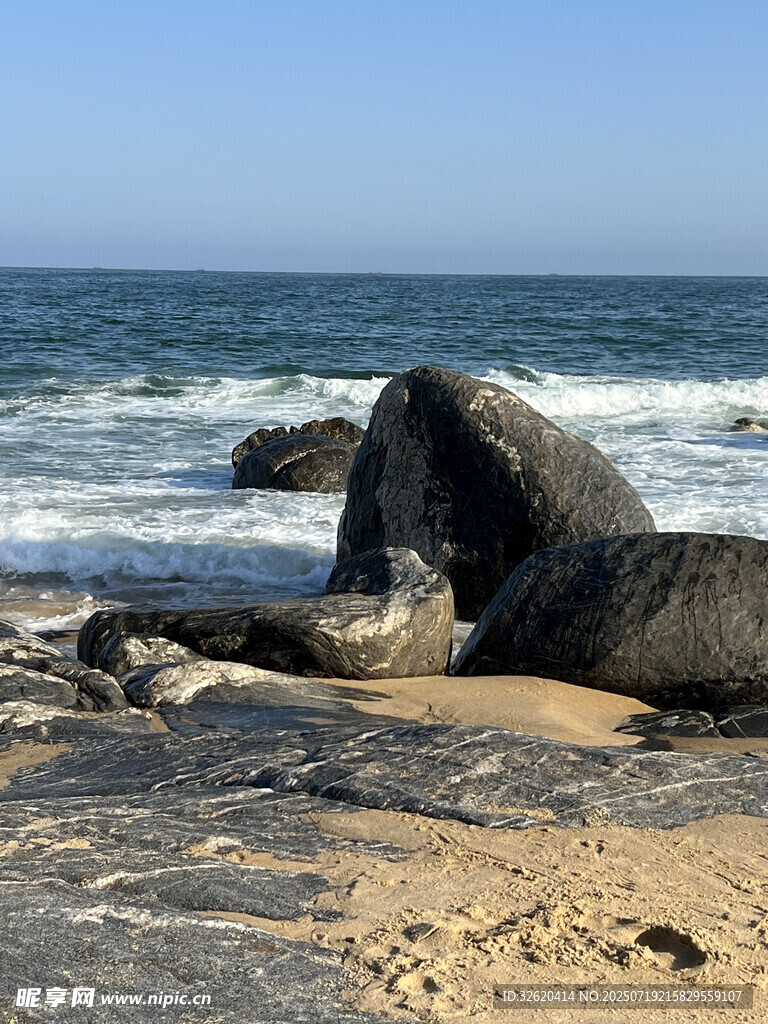 海边嶙峋礁石与翻涌海浪
