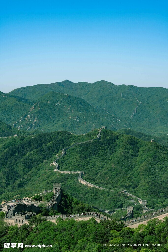 壮丽山峦间的蜿蜒长城