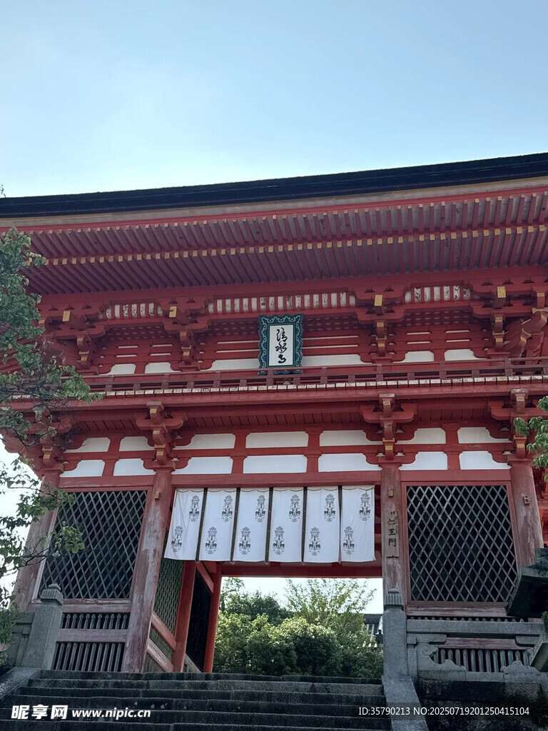 日本传统红色建筑庙宇