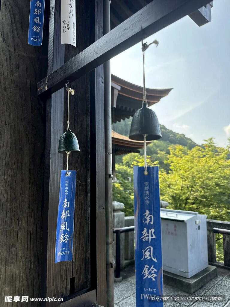 古建旁的蓝色指示标牌