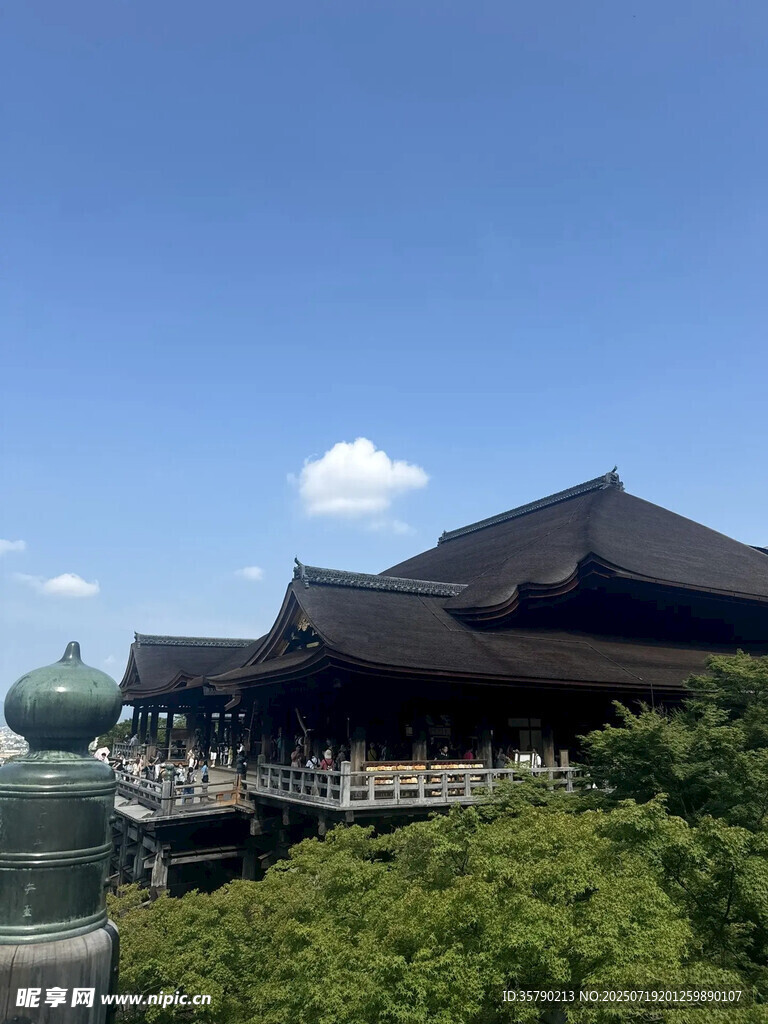 日本传统建筑与蓝天绿树