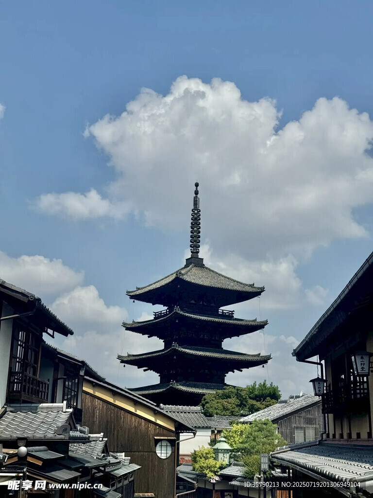 日本传统塔楼与周边建筑