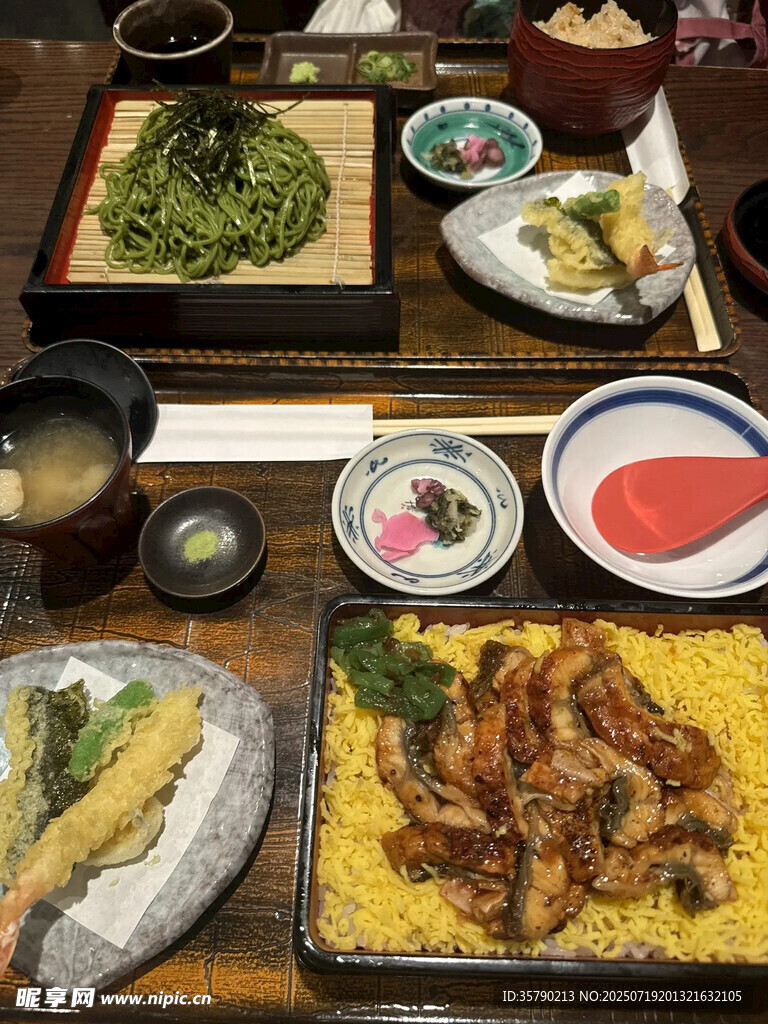 丰盛日式美食拼盘
