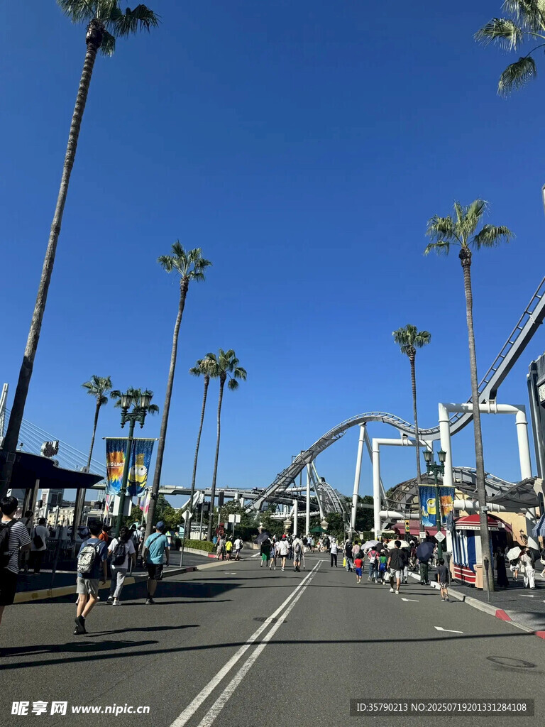 海滨乐园的热闹街道