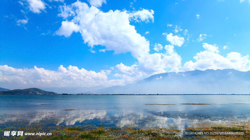 蓝天白云下的山水美景