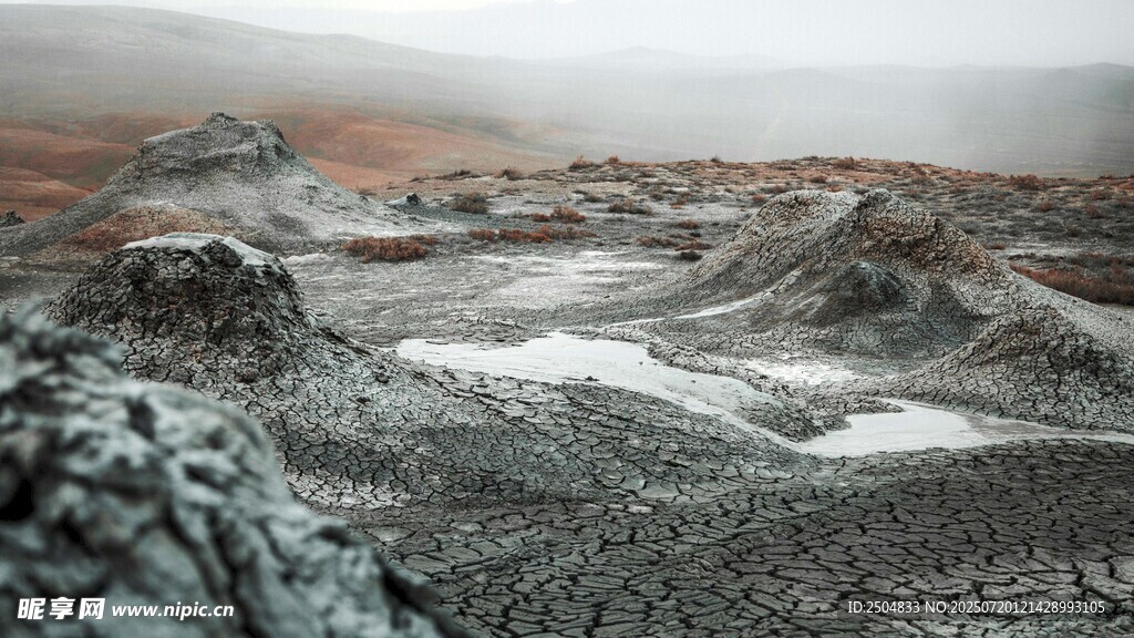 荒凉的火山地貌景观