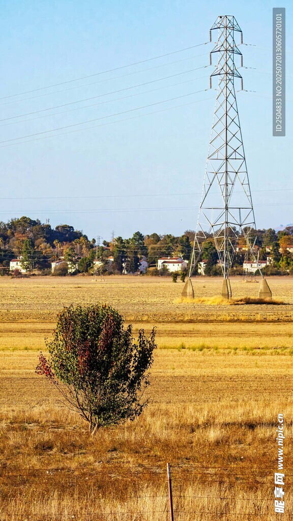 田野中的高压输电塔