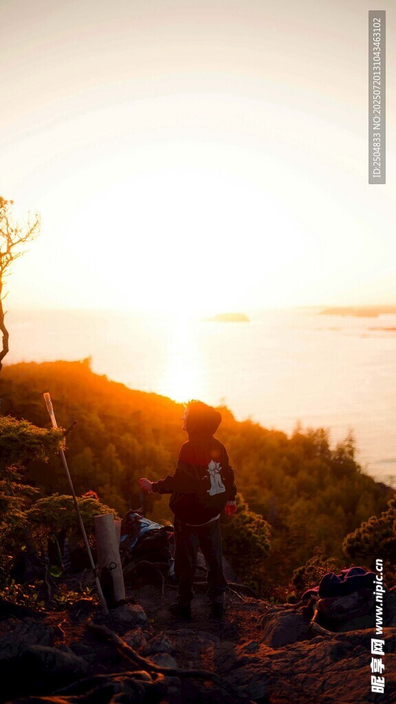 夕阳下的户外徒步场景