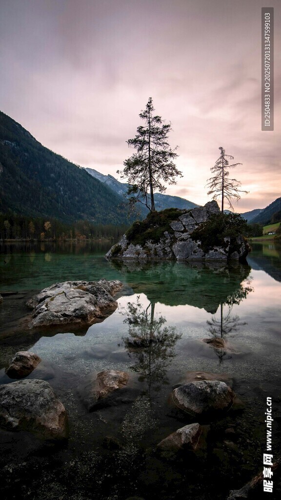 湖畔山林暮色美景
