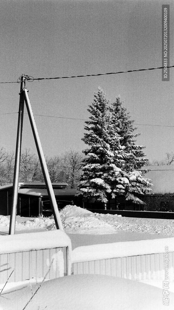 冬日雪景中的简易晾衣设施