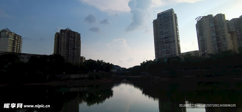 城市河畔高楼景观