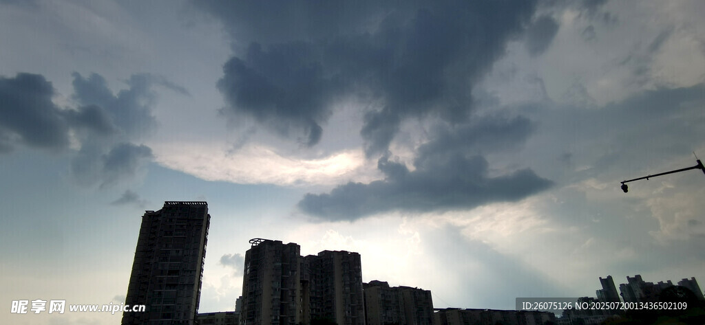 城市上空的阴沉乌云