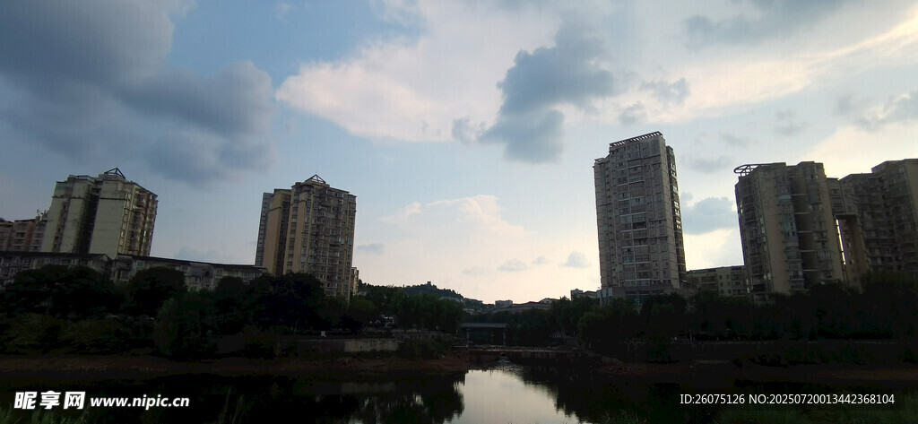 城市河畔乌云下的景致