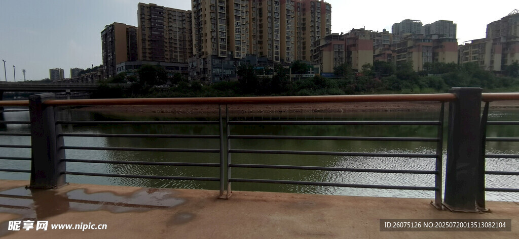 河畔护栏与远处高楼景观