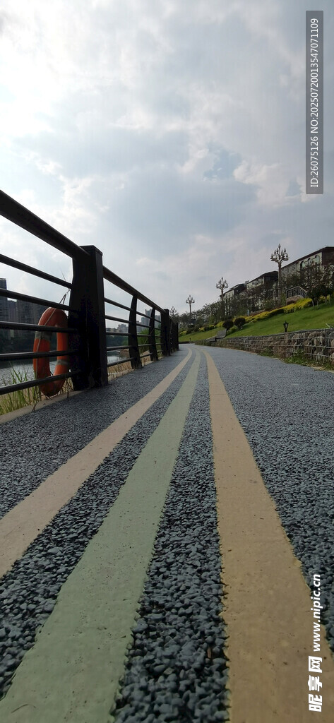 雨后多彩步道延伸向远方