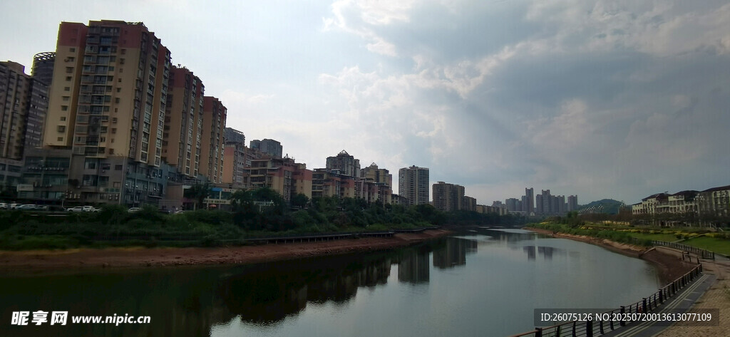 阴天的河畔城市风光