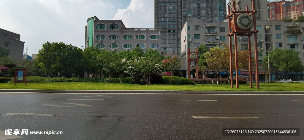 雨后城市道路旁的建筑群