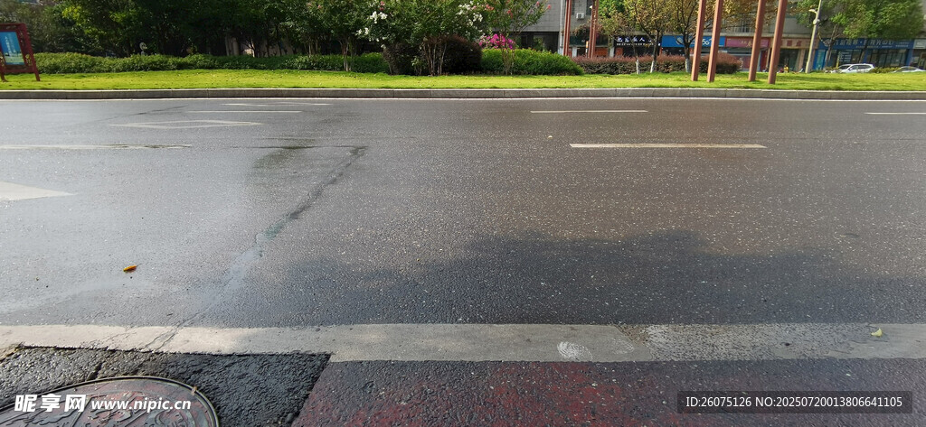 雨后湿润的城市道路