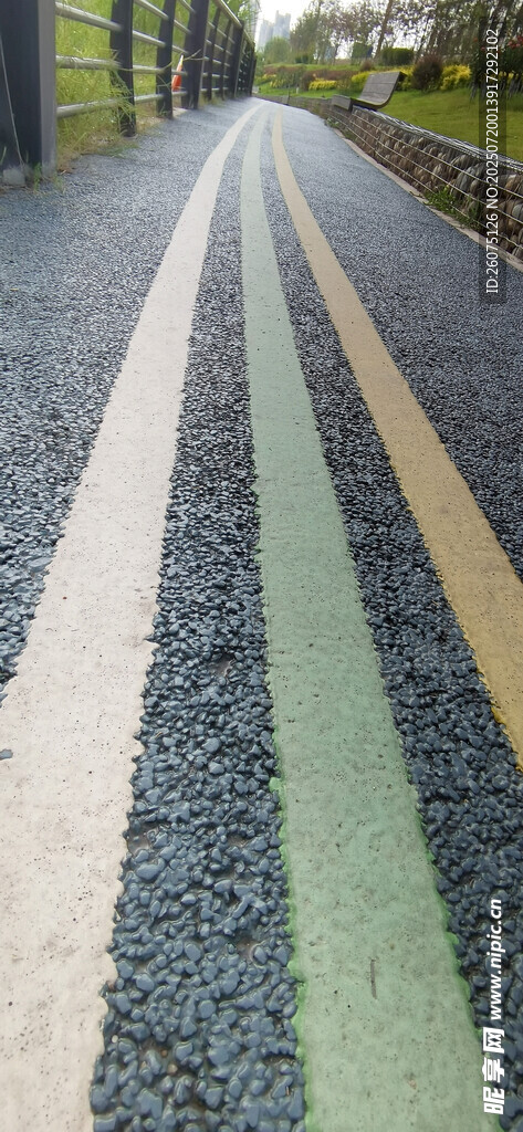 多彩条纹的美丽道路