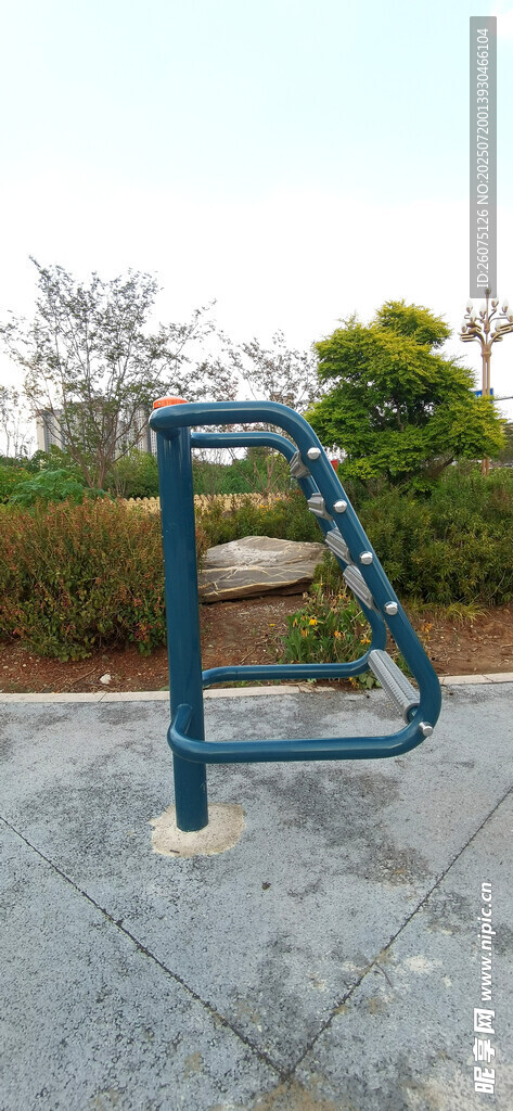 户外蓝色健身器材