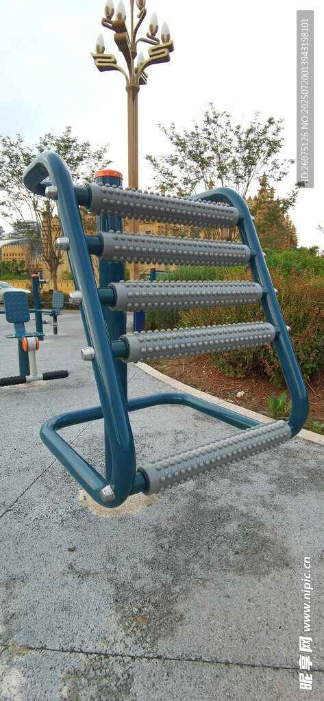 户外蓝色健身器材