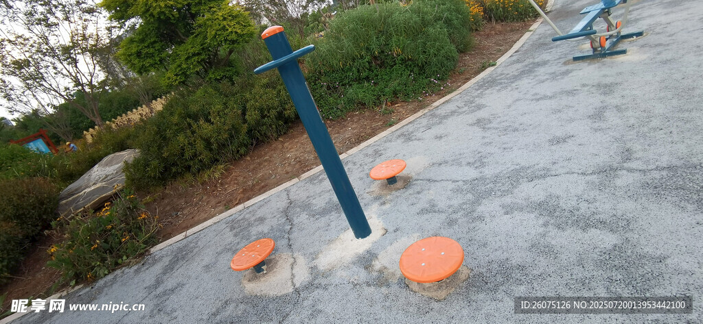 户外儿童游乐设施场景