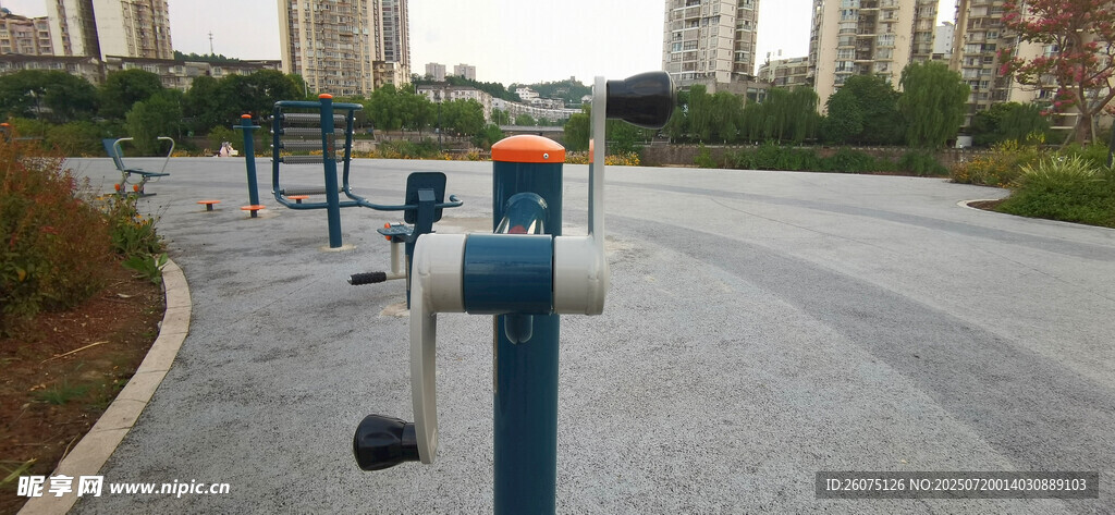 户外健身器材局部特写