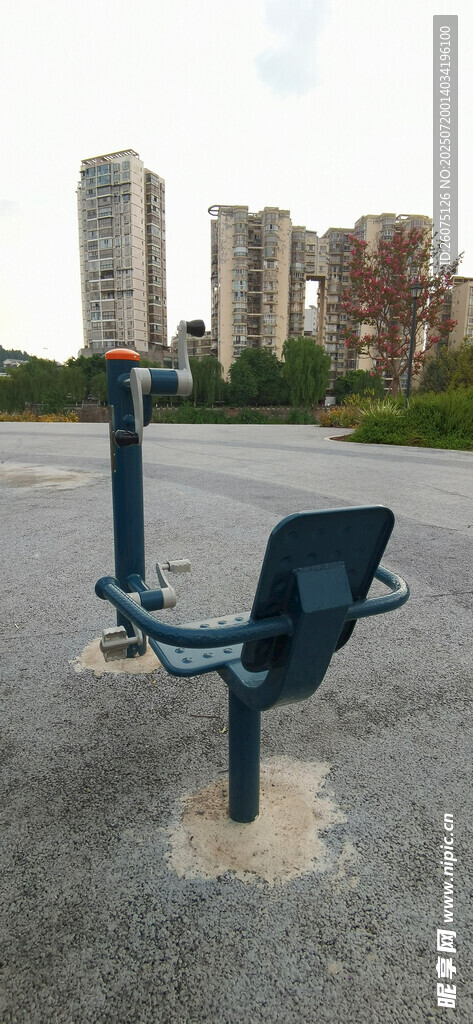 户外空旷处的蓝色健身器材