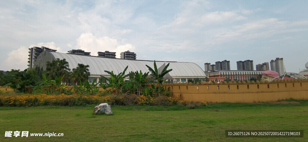 城郊田野与远处建筑景观