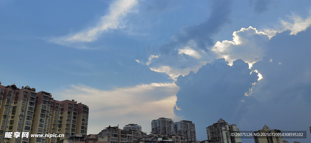 城市上空的美丽云彩