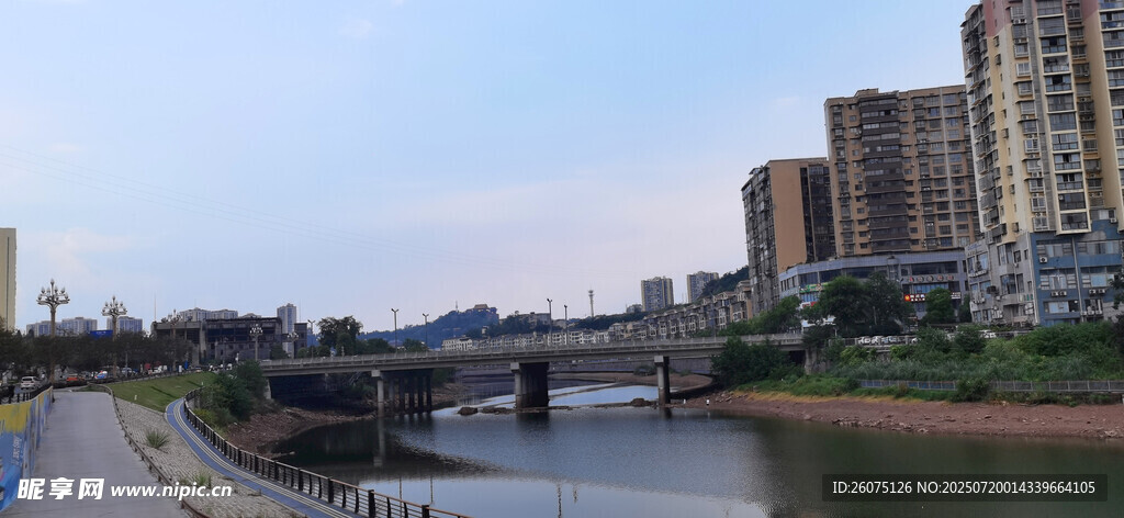 河畔城市风光