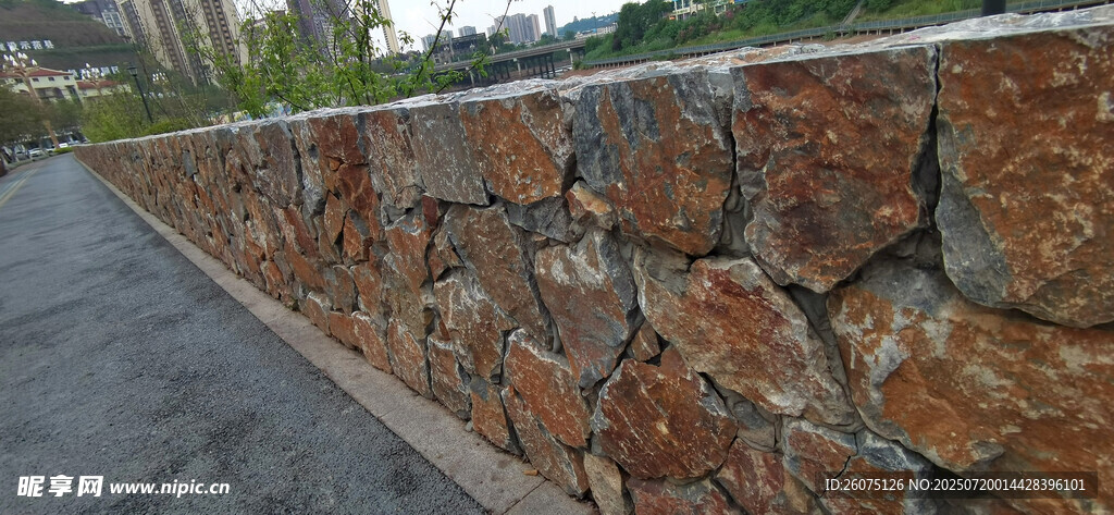 多彩石砌围墙景观