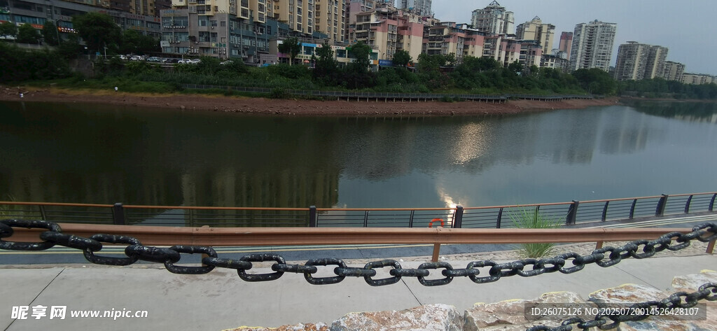 河畔锁链围栏与城市景