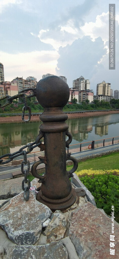 河畔铁艺栏杆风景