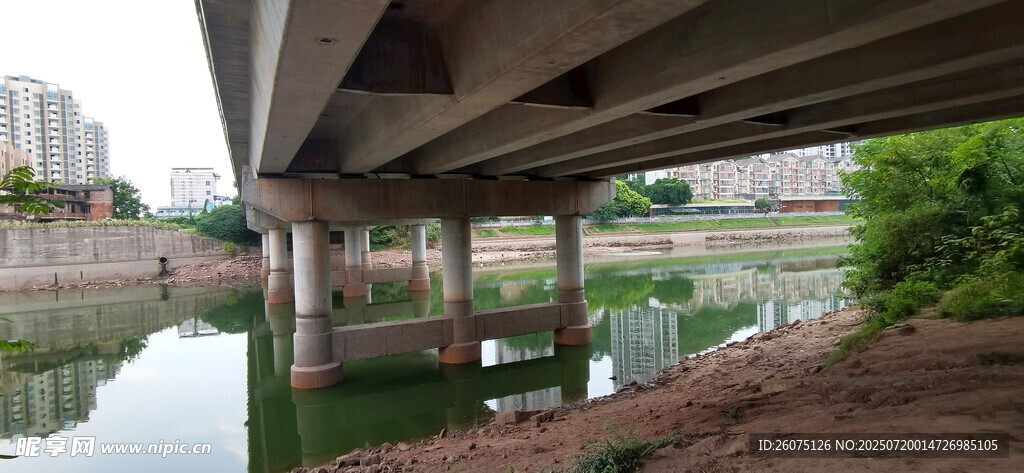 桥下河畔风景