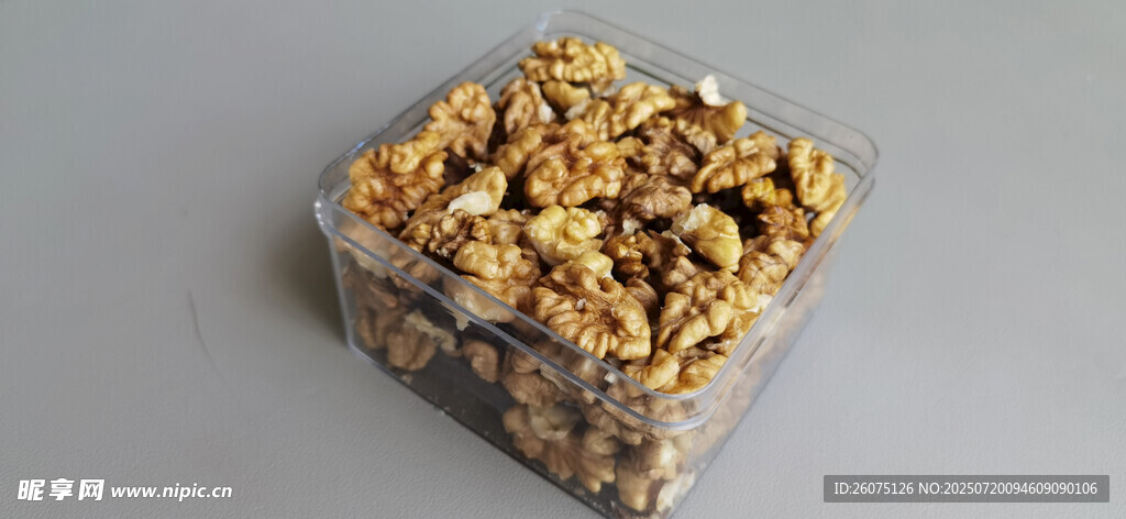 透明容器中的美味核桃仁