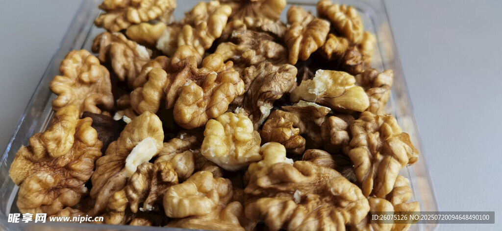新鲜饱满的核桃仁