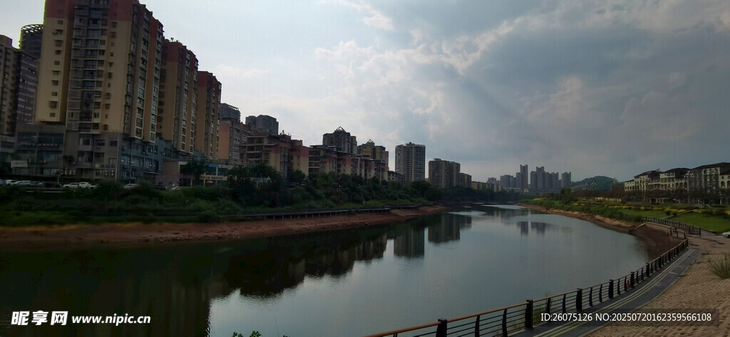 阴天下的河畔城市风光