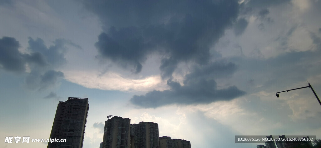 城市上空的阴沉乌云
