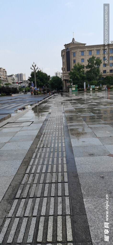 雨后城市广场的积水路面与盲道