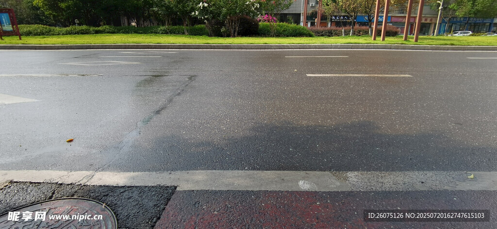 雨后湿润的城市道路