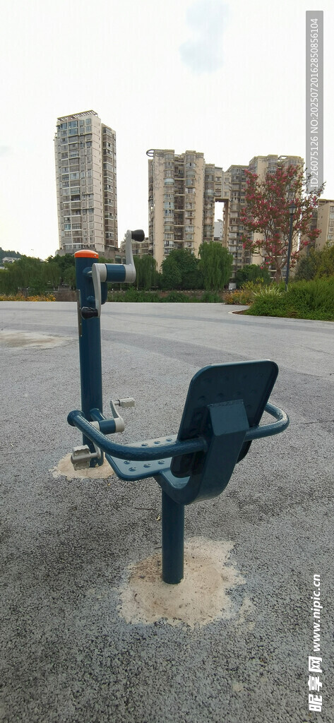 户外空旷处的蓝色健身器材