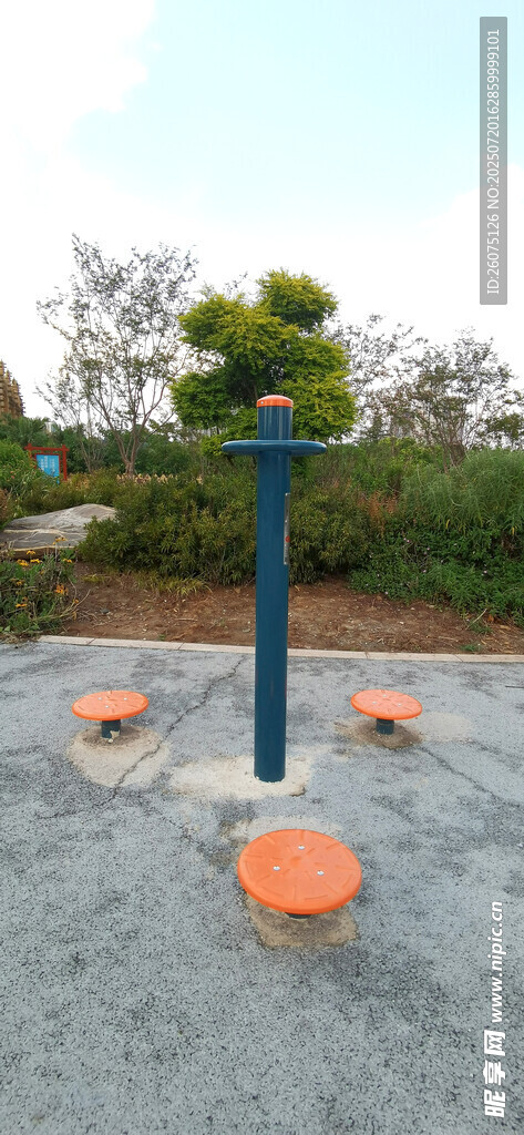 户外休闲座椅与绿植景观