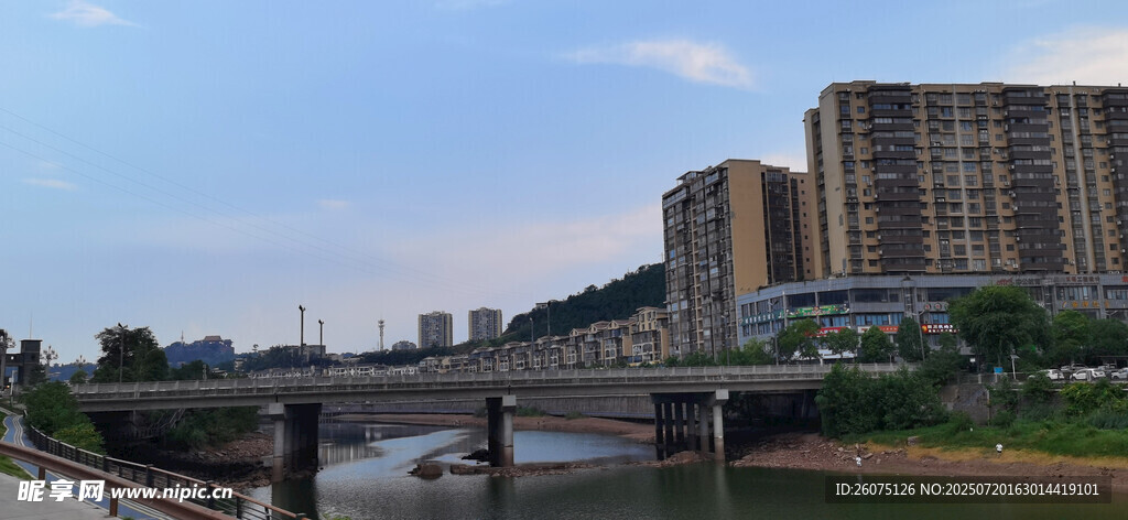 城市河畔风景