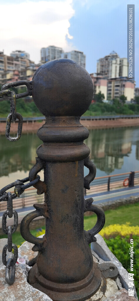 湖畔铁艺栏杆景观